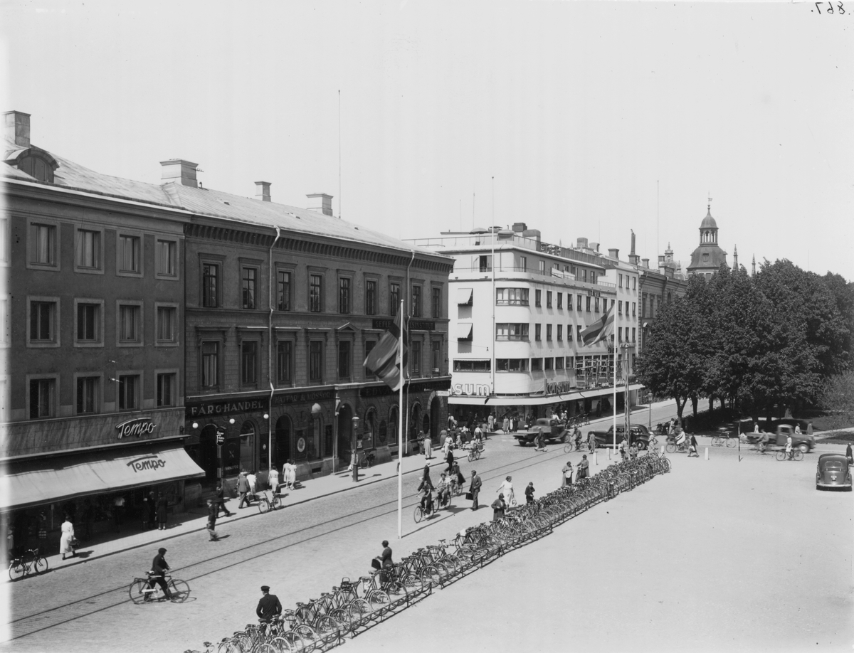 Norra Kungsgatan, 1930-talet. Till vänster kvarteret Nattväktaren, därefter kvarteret Skolstuvan. I bakgrunden reser sig tornet till Gevaliapalatset.
