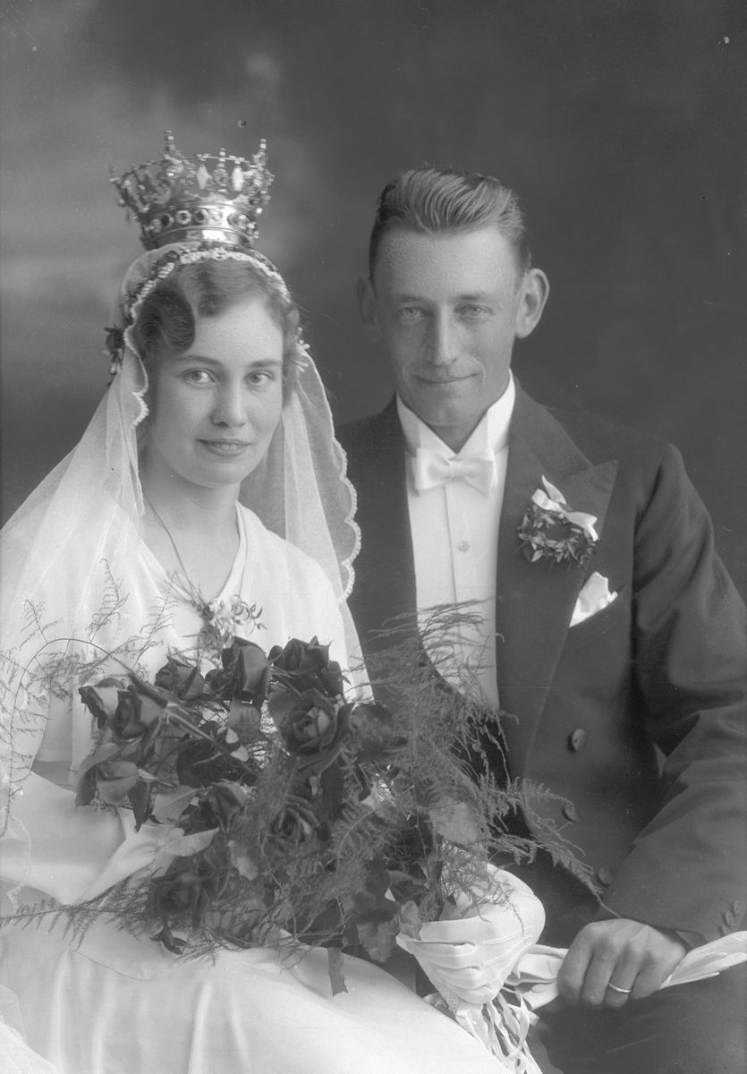 Brudparet Byström, Trogsta, Forssa. Lysningen skedde i Forsa kyrka, men vigseln verkar ha skett i Gävle 21/6 1931.