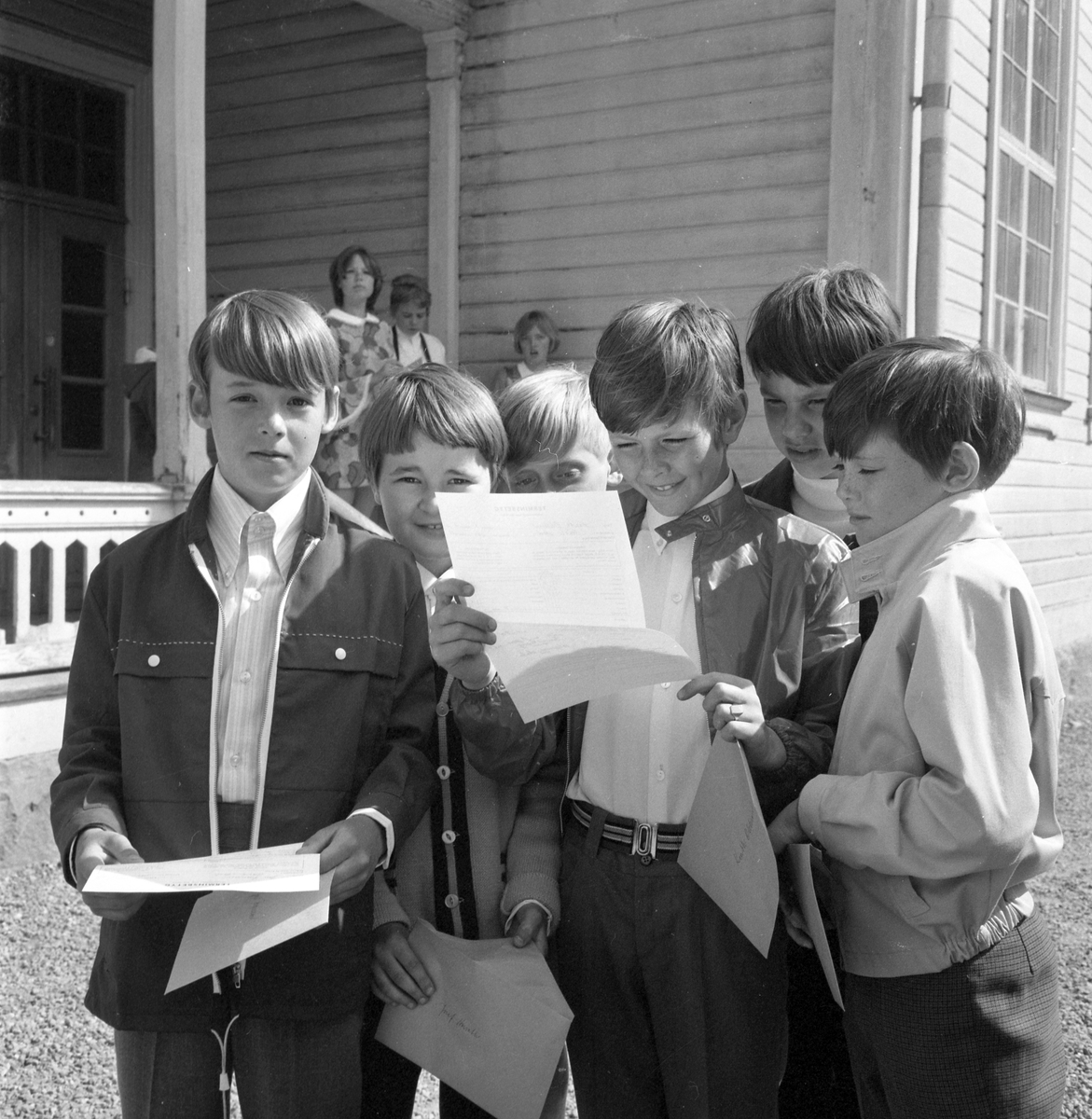 Skolavslutning vid Holmsunds skola i Bomhus. Juni 1969.