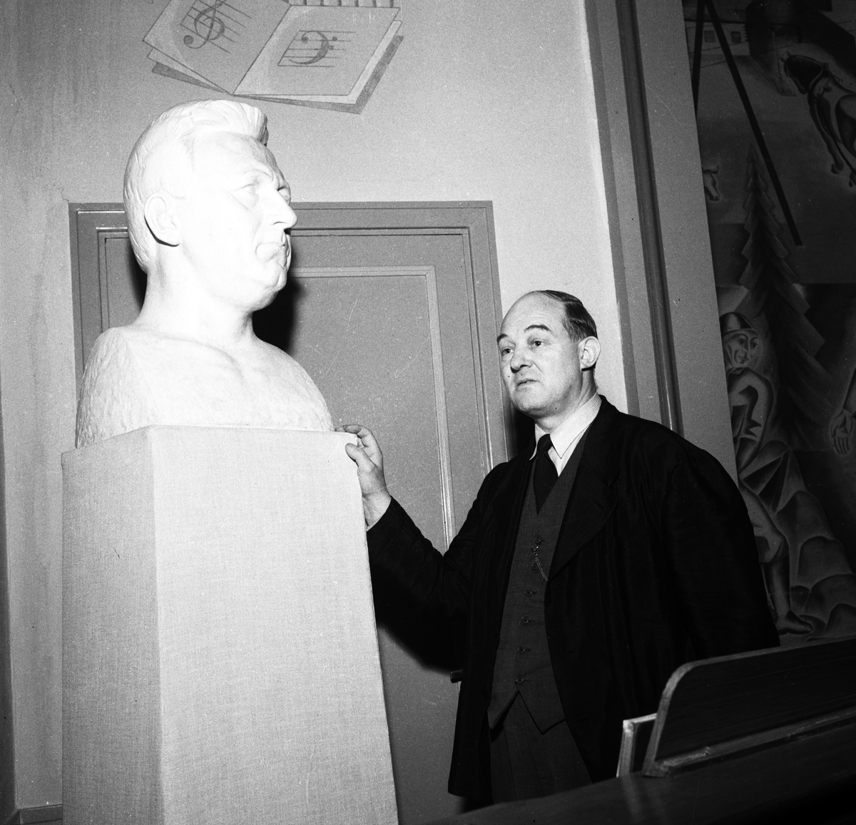 Skulptur av Fabian Månsson på biblioteket i Valbo, 1946.