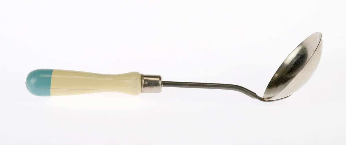 Et sett med kjøkkenredskaper som ligger i en skuff. Gjenstandene er undernummerert 01-06.
FTT.54455.01: En skuff av tre som er hjemmesnekret. Den er firkantet og har kanter som står opp på sidene og i bakkant. 
FTT.54455.02: En hjulvisp laget av metall og håndtak av tre. Håndtaket er malt hvitt mens tuppen er malt blå. Hjulvispen er som en ordentlig visp, bare mindre i størrelse. Man kan vispe med den.
FTT.54455.03: En steikespade laget av metall og håndtak av tre. Spaden har et firkantet og bredt hode. Mellom hodet og håndtaket er det en rund metallstang. Håndtaket er malt hvitt mens tuppen er malt blå.
FTT.54455.04: En potetskreller laget av metall og håndtak av tre. "Skrelldelen" har en tagget side og en glatt side. På midten er det et avlang hull for potetskrellet. Håndtaket er malt hvitt mens tuppen er malt blå.
FTT.54455.05: En øse laget av metall og håndtak av tre. Øsehodet er rundt. Mellom hodet og håndtaket er det en rund metallstang. Håndtaket er malt hvitt mens tuppen er malt blå.
FTT.54455.06: En stor skje laget av metall og håndtak av tre. Skjeen har ovalt hode med avlange hull i. Mellom hodet og håndtaket er det en rund metallstang. Håndtaket er malt hvitt mens tuppen er malt blå.