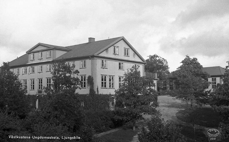 Enligt Bengt Lundins noteringar: "Ljungskile. Folkhögskolan. Vykort KGH 2551 BL 1001".