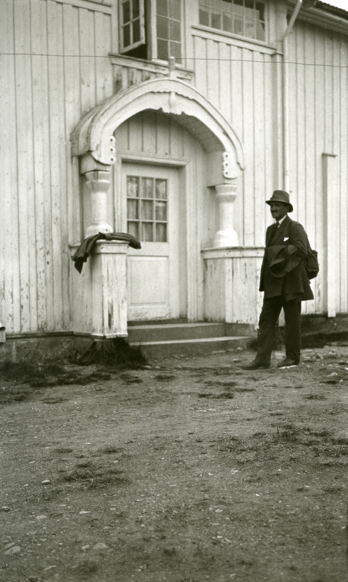 Sven Moren (24/10 1871 - 1938) stående utenfor inngangspartiet på Moren (Strandbygda).