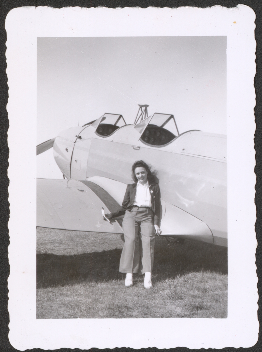 Margaret Moss på vingen til et Fairchild PT-19.