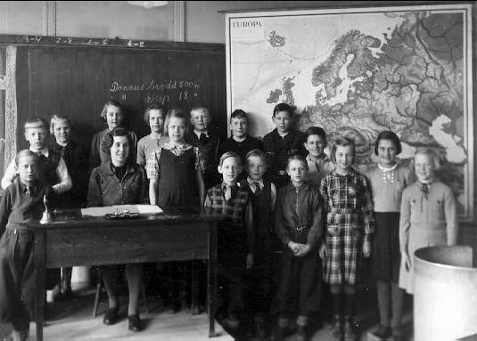 Karlsborgs skola vid järnvägen, byggt år 1914. Här klass 5, år 1938, lärarinna Elsie Carlsson.