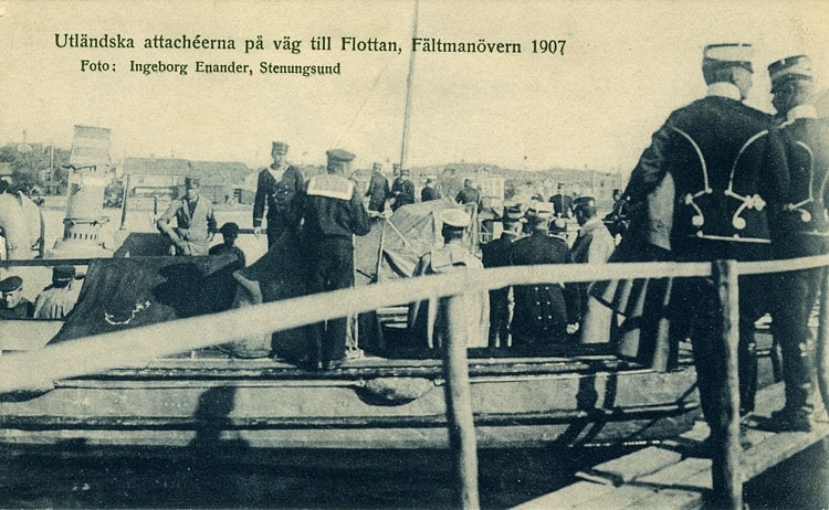 Enligt Bengt Lundins noteringar: "Från"Kriget" i Bohuslän 1907. Utländska Attachéerna på väg till Flottan, Fältmanövern 1907".