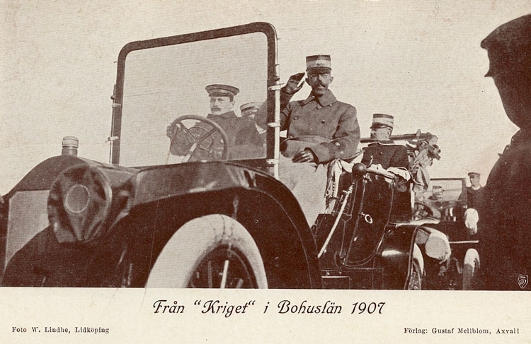 Enligt Bengt Lundins noteringar: "Från "kriget" i Bohuslän 1907. Kronprinsen inspekterar från bil".