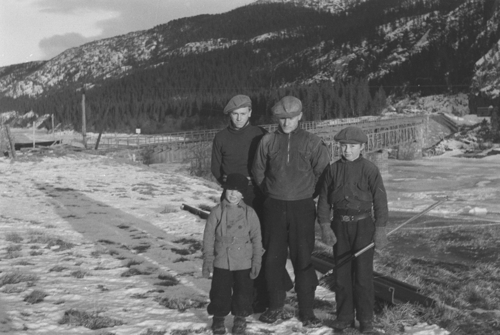Jernbanebrua på Kvalfors, vinter. Fra venstre: Hilmar Kvalfors, Karl H. Kvalfors, Johannes Kvalfors, og stående foran er Asbjørn Kvalfors på 7 år.
