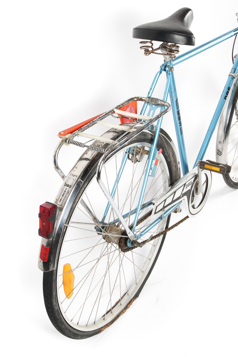 Blålakkert herresykkel med Torpedo trippel gir. Sykkelen har telleapparat ved fornav og avviserpinne bak. Dynamoen er plassert på bakhjul.