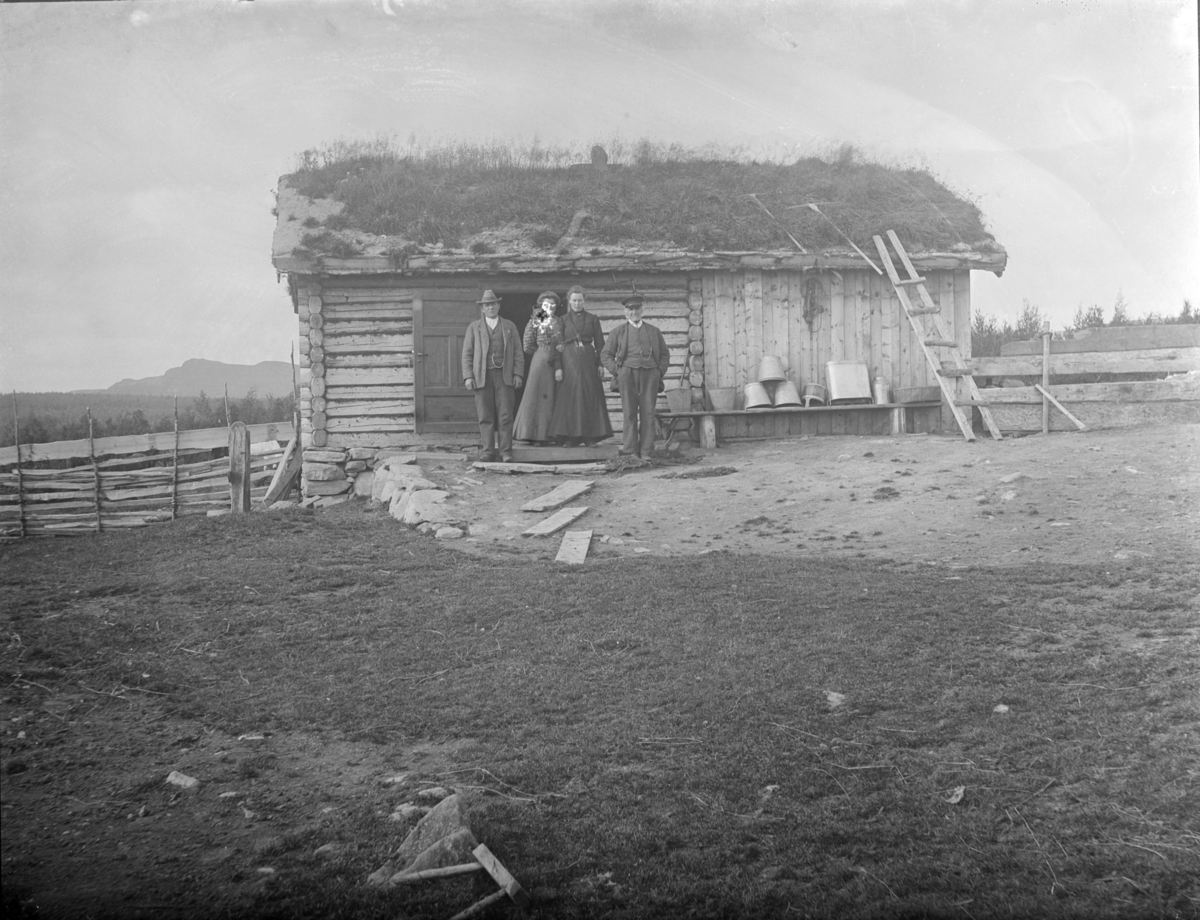 "Til venstre Harald Amundsen Joten, ukjent, ukjent og Amund Hansen Joten på Sør-Fron 1905-11" Sæterbu med opstablede spann, mjølkespann og en trebutt. Høyriver.
