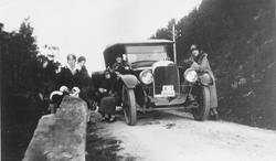 Kvinner med en drosjebil.