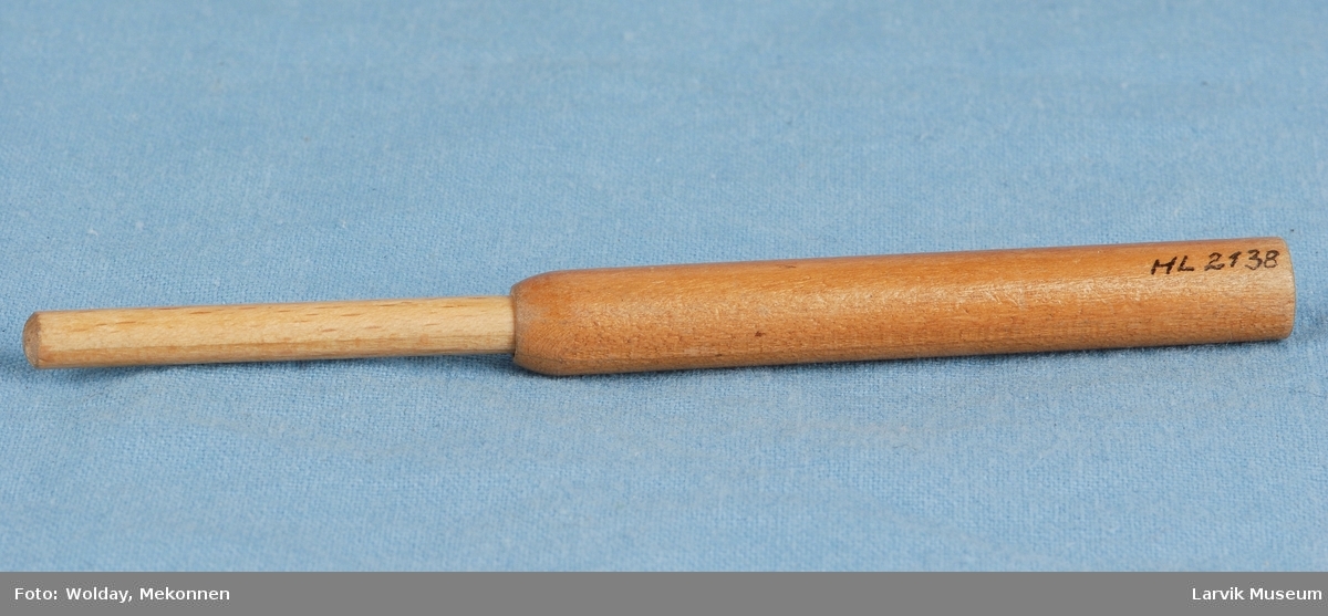 Form: a)tynt treskaft,4,8 cm lang. svært fin metallkrok b)uthulet trehylse for metallkroken,når nålen ikke er i bruk,men settes på skaftet under bruk.
