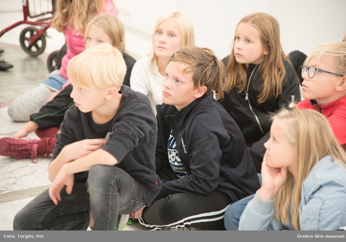 Open ART Kids visning åk 3, Mariebergsskolan blir guidade av Maarit Nilsson Polet
