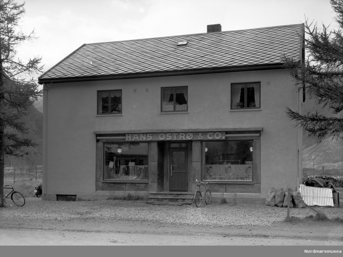 Forretningen "Hans Ostrø & Co". Fra Nordmøre museum sin fotosamling, Williamsarkivet. EFR2015
