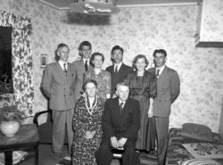 Familien Kvendset, trolig samlet til selskap i familiens bol