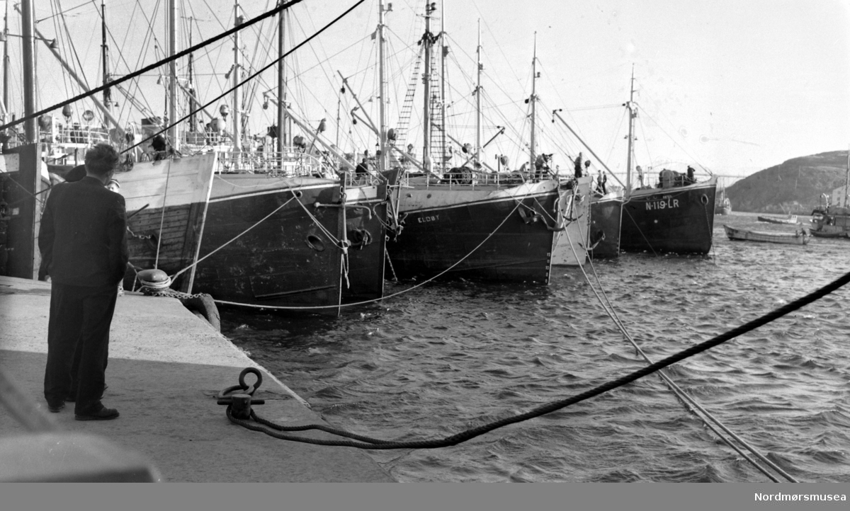 Foto fra Sildeflåten til kai på Kirkelandet i Kristiansund. Bildet er datert 1954. Fra Nils Williams fotoarkiv. Fra Nordmøre museums fotosamlinger.
