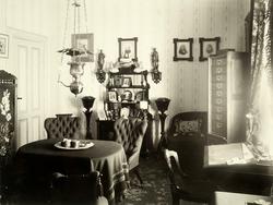 Ulleberg eller helst i Oslo, før krigen. Maries kontor. Det 