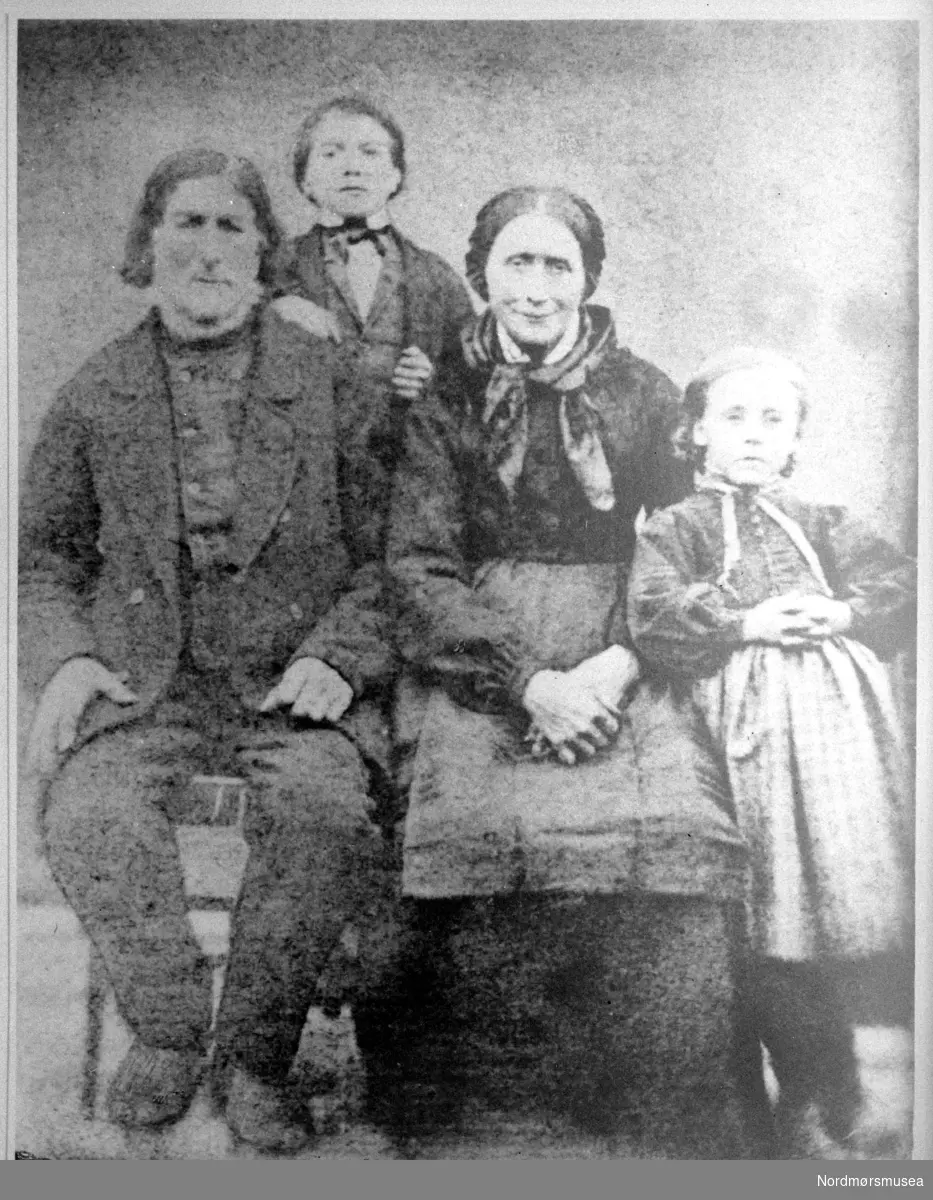 Reprofoto som viser en familie med mor, far, en sønn og en datter. Det er ukjent hvem vi ser på bildet. Fra Nordmøre museums fotosamlinger (Halås-arkivet).
