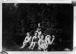 Foto av menn og kvinner på badetur. Disse er sannsynligvis f