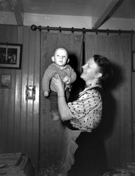 Marit Halås og hennes sønn Egil. Fra Nordmøre museums fotosa