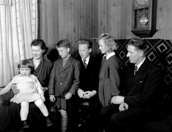 Olav og Jenny Røv med barn. Solveig, Ole, Erling og Else. Gr