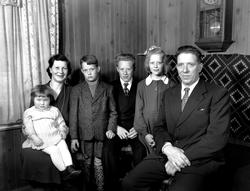 Olav og Jenny Røv med barn. Solveig, Ole, Erling og Else. Gr