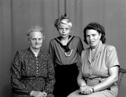 Erna og Marit Groven. Den siste personen er ukjent. Fra Nord