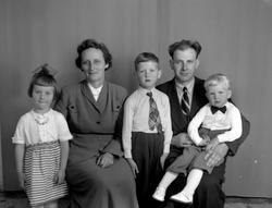 Amanda og Martinus Reinset, med barna Trond, Kåre Oddvar og 