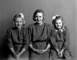 Jorun, Marit og Liv Vågland. Fra Nordmøre museums fotosamlin