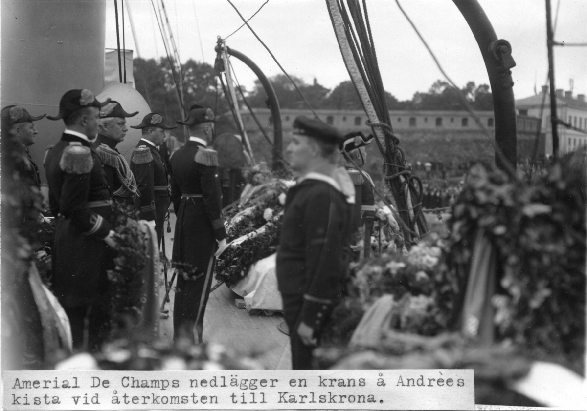 "Amiral de Champs nedlägger en krans å Andrées kista vid återkomsten till Karlskrona." ombord på HMS Svensksund