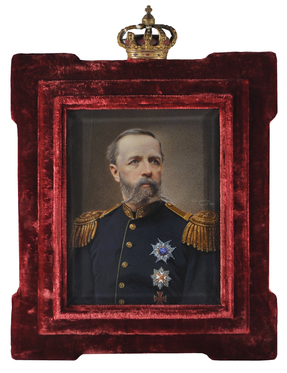 Porträtt av Oscar II av Elise Arnberg. Ram av röd sammet. Ramen krönt av en kunglig krona.