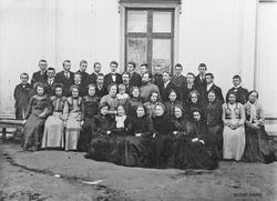 Gruppebilde, personer, klær, bygning.