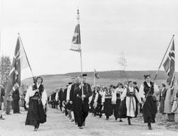 Personer, klær, flagg, fane.