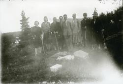 Ei gruppe ungdomar på fjelltur.