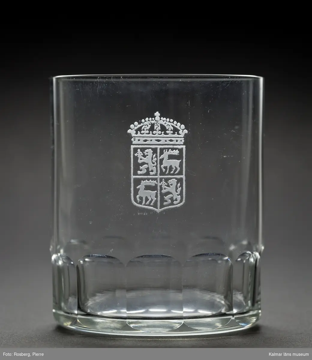 KLM 44717:19 Selterglas, av glas. Glaset är tillverkat av Orrefors glasbruk och kupan är graverad med länsvapnet.