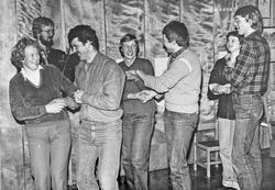 Personer, klær, stol, fele. Leikøving i Grimshallen.