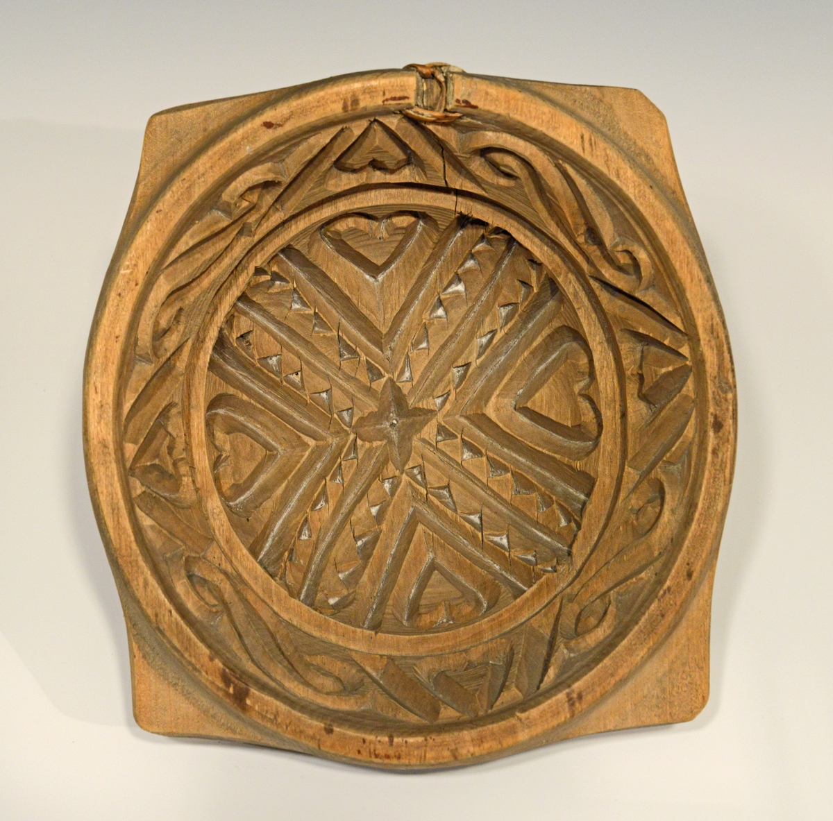 Fra protokollen: 
1 stk smørform, halvkuleformet med et kors og 4 hjerter i bunden.