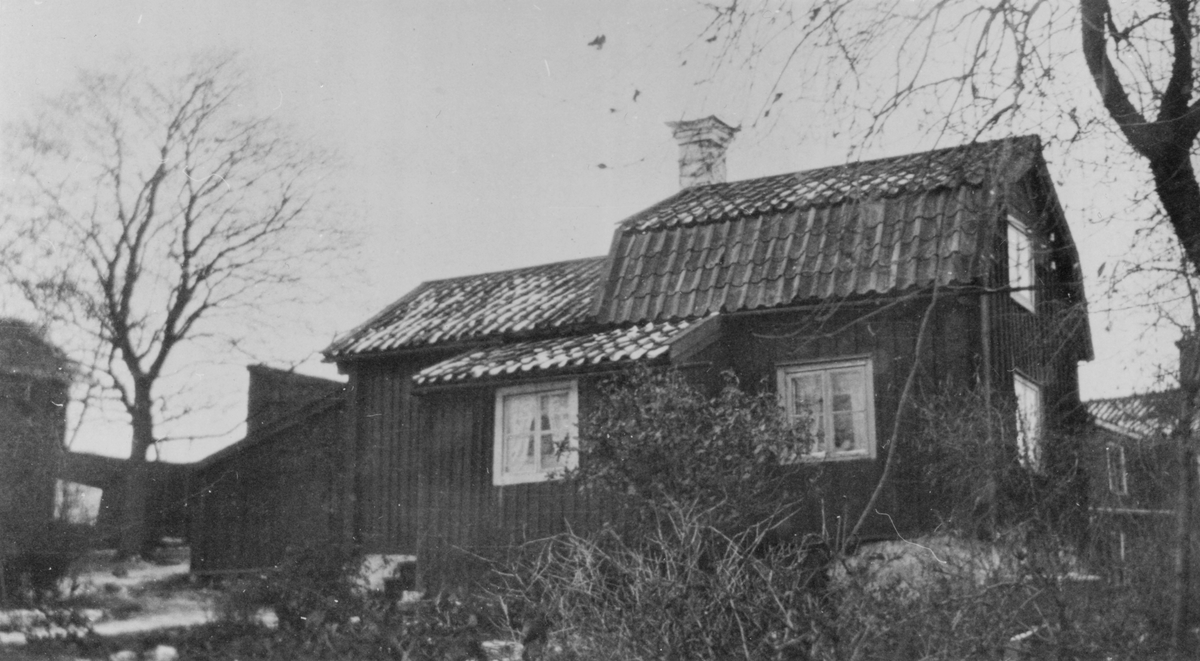 Detta är Tullbomsgatan 15 (tidigare Södra Staketgatan), före ombyggnaden 1962, då auktionisten Bertil Karlsson hade köpt huset av Gävle Kommun. Hans änka Hilma har bekräftat denna uppgift.
