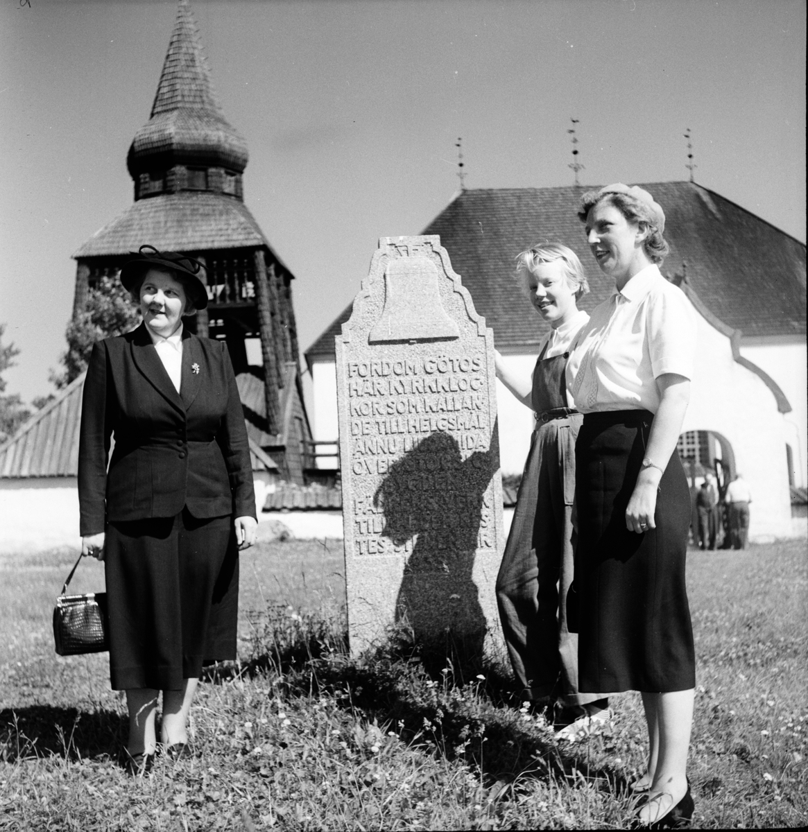 Fjällresa 1951. Tredagarstur till Härjedalen, Jämtland, Medelpad.
Vid minnsstenen vid Ovikens G:a kyrka.
Elisabet Häger i mitten.