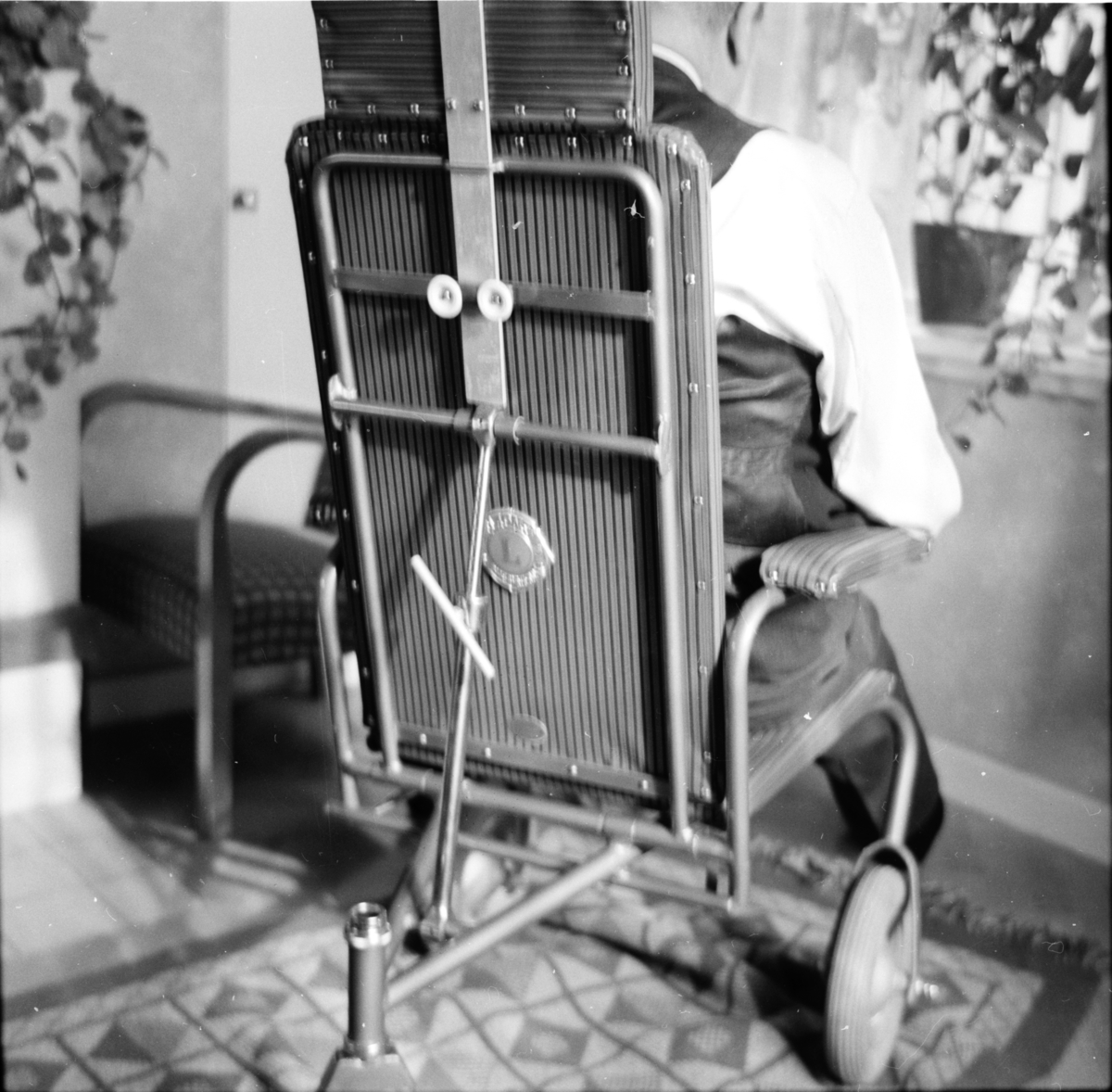 Lions-klubbens Agge Järmens överlämnar en rullstol till
Bertil Hedhed Görtsbo
Oktober 1955
