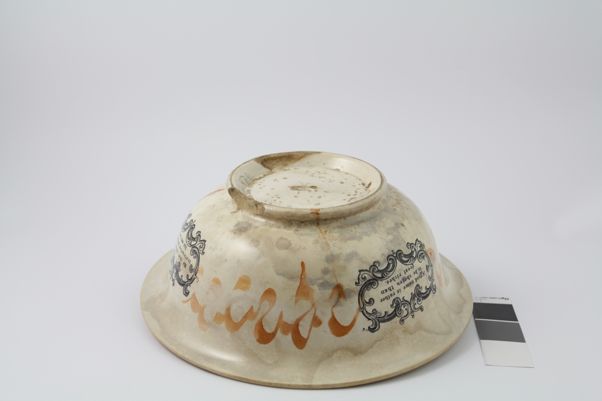 Stor bolle i steintøy. Smal i bunnen og krager ut i toppen. En lav stett i bunnen. Dekorert både utvendig og innvendig. Fire felt utvendig og fire felt innvendig. Varierer mellom bilde og felt med tekst. Teksten er engelsk. Motiv forestiller kompass med skip i bakgrunnen, samt et motiv fra elven Wear i England med broen Wearmouth bridge "Cast Iron Bridge". Dette samme motivet finnes på flere boller av samme produsent. Motivene er brent på ved en overføringsteknikk ved motiv på papir som trykkes på overflaten.