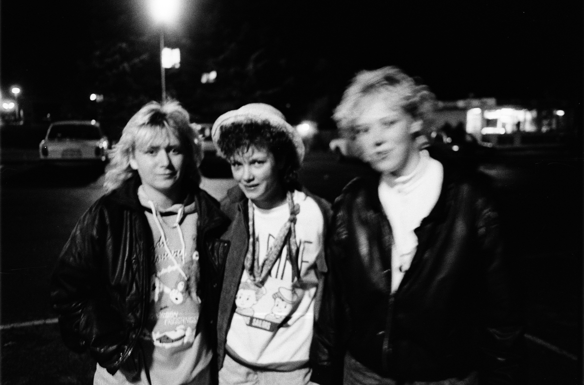 Ungdomar samlas på parkeringen utanför Folkets hus, Österbybruk, Uppland oktober 1988