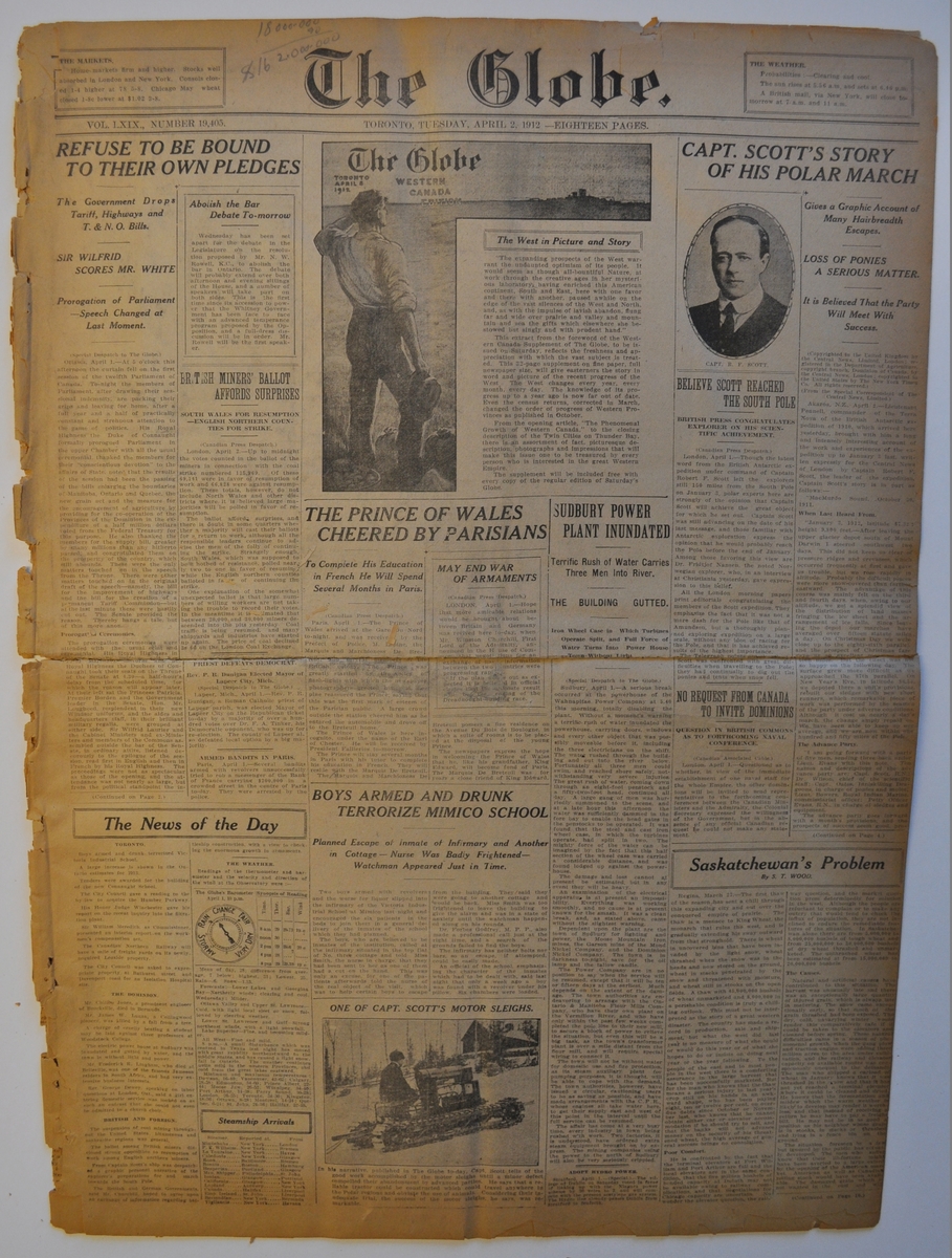 The Globe, framsida med bl a: "Capt. Scott's story of his polar march".
Dåligt skick, i två delar.