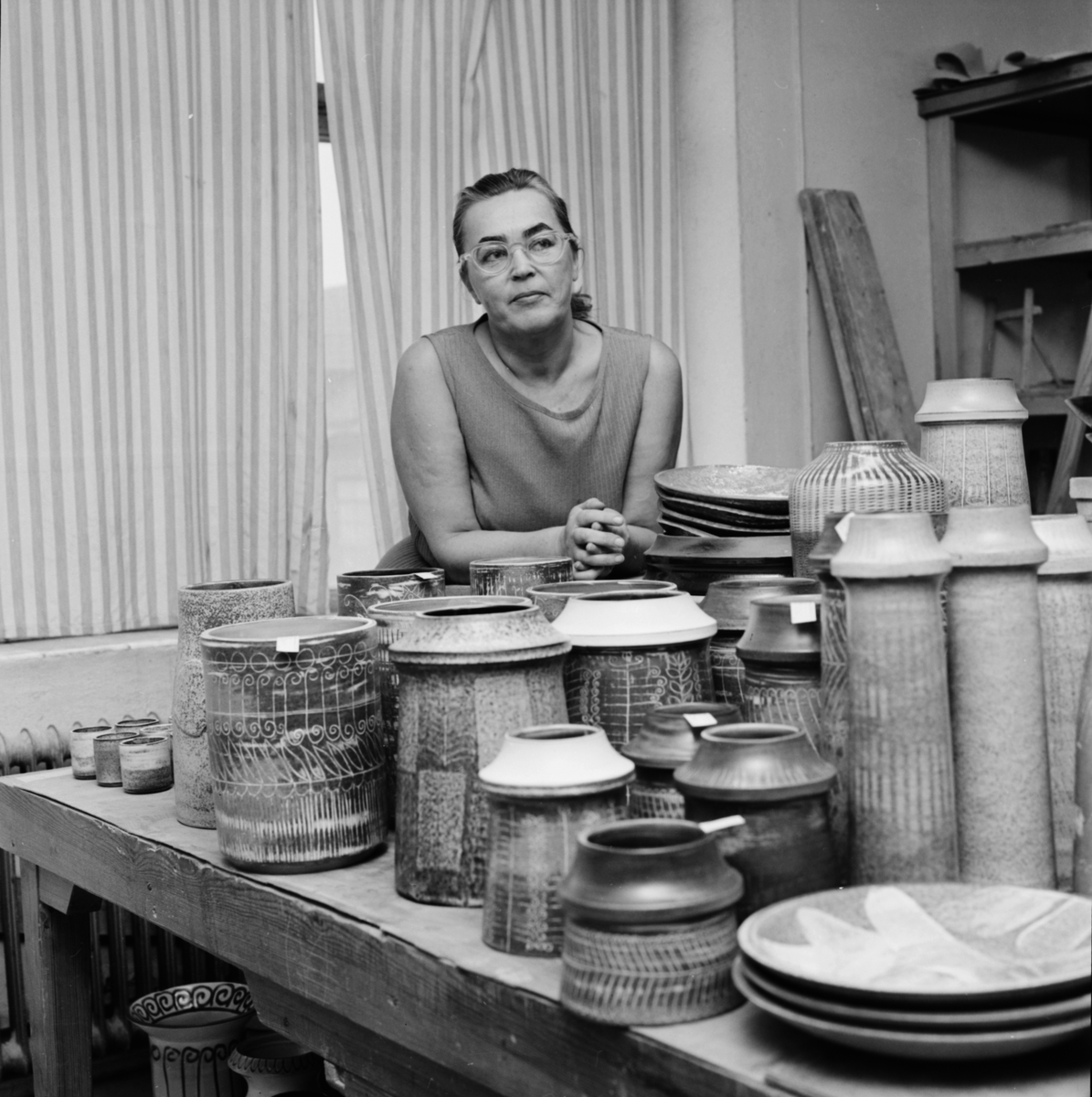 Konstnären Mari Simmulson med sin keramik.
