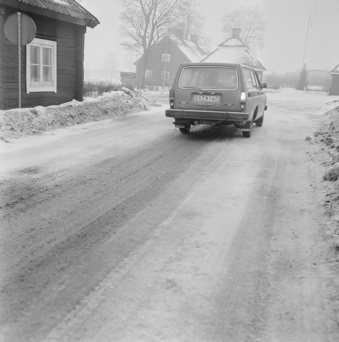 Gata i Åkerby, Österlövsta socken, Uppland, mars 1978