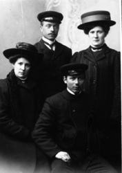 To kvinner og to menn.
Kristian Fredriksen fra Øverbotn, fr