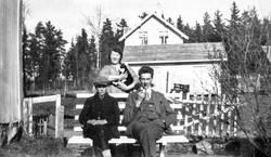 Portrett av Anna (Lyshaug) Hoff sammen med to ukjente menn p