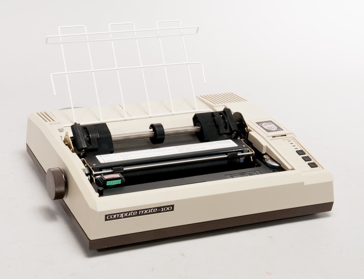 Skrivare Compute Mate-100 typ CPA-80 Terminal Printer.
Med stöd för papper samt bandkabel för anslutning till skrivarinterface.
Tillv nr 4020467