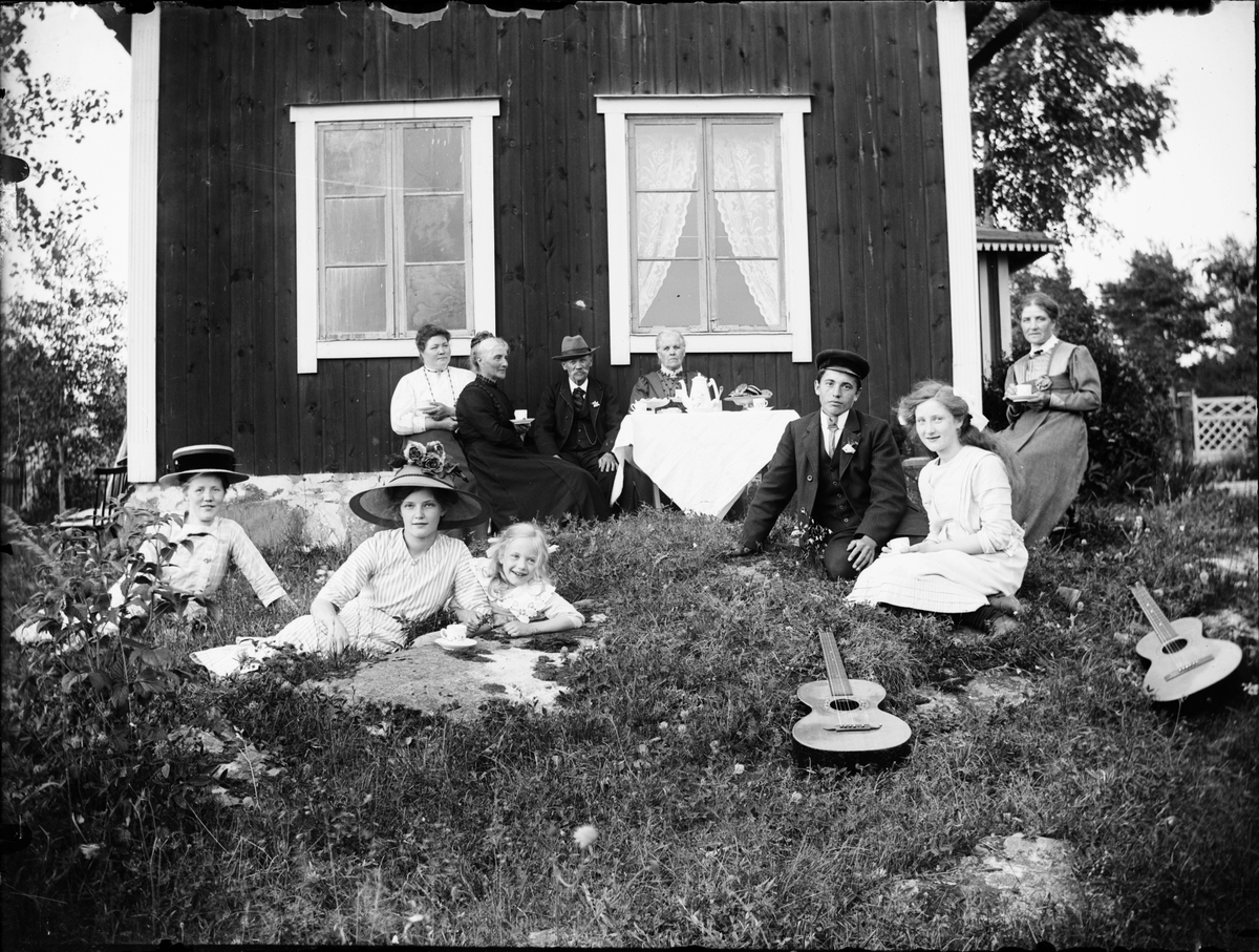 Kaffestund hemma hos vänner till familjen Skötsner-Edhlund, Kanikebolsgatan, Östhammar, Uppland