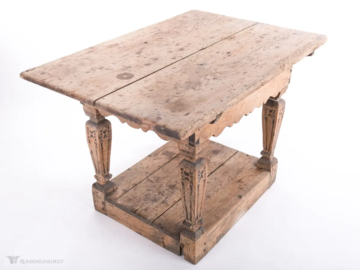 Platen hviler på arkitrav som igjen hviler på koniske pillarer med en form for kannelering med kapitel/terningkapitel og basis. Alt hviler på postamentet med høyde 12 cm.